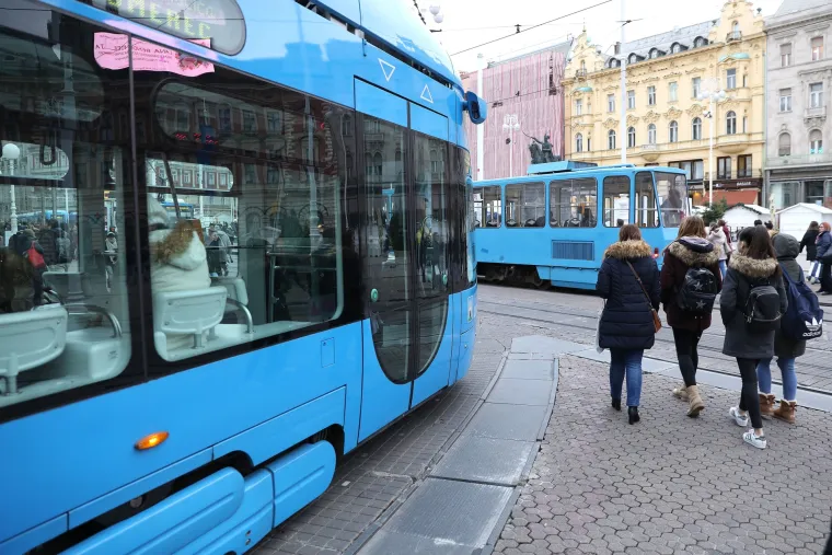 Gužva u sredi&scaron;tu Zagreba: Građani primorani pje&scaron;ačiti zbog zastoja tramvaja koji su ostali bez struje