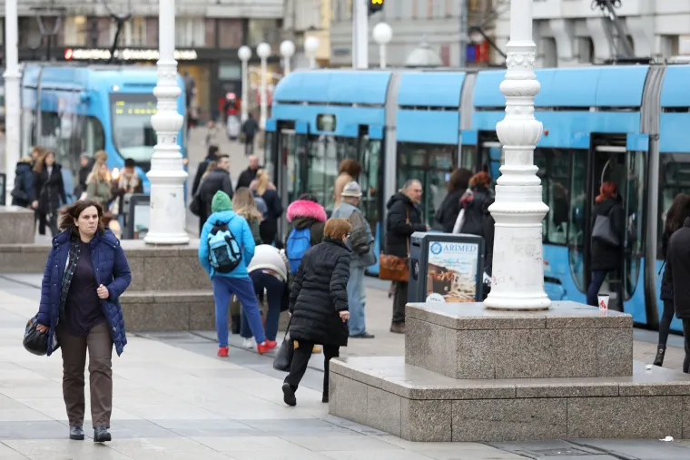 Gužva u sredi&scaron;tu Zagreba: Građani primorani pje&scaron;ačiti zbog zastoja tramvaja koji su ostali bez struje