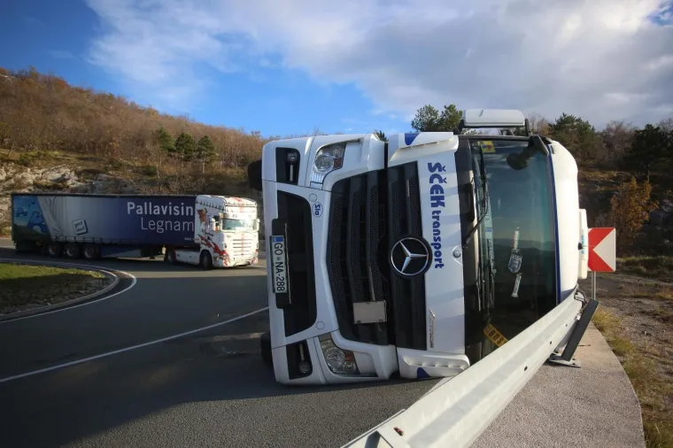 Zbog olujne bure zatvorena je dionica autoceste A6 Kikovica - Delnice.  Na obilaznoj cesti DC3 na o&scaron;trom zavoju, iznad Grobnika, zbog naleta bure prevrnuo se kamion.