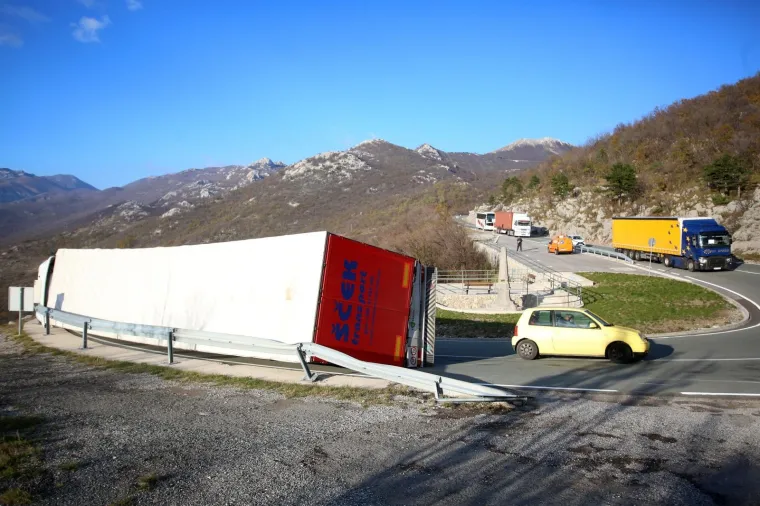Zbog olujne bure zatvorena je dionica autoceste A6 Kikovica - Delnice.  Na obilaznoj cesti DC3 na o&scaron;trom zavoju, iznad Grobnika, zbog naleta bure prevrnuo se kamion.