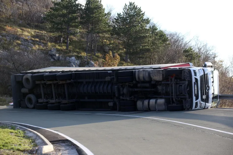 Zbog olujne bure zatvorena je dionica autoceste A6 Kikovica - Delnice.  Na obilaznoj cesti DC3 na o&scaron;trom zavoju, iznad Grobnika, zbog naleta bure prevrnuo se kamion.