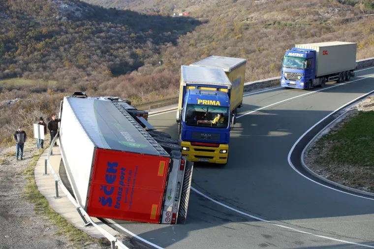 Zbog olujne bure zatvorena je dionica autoceste A6 Kikovica - Delnice.  Na obilaznoj cesti DC3 na o&scaron;trom zavoju, iznad Grobnika, zbog naleta bure prevrnuo se kamion.