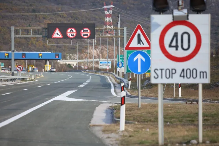 Zbog olujne bure zatvorena je dionica autoceste A6 Kikovica - Delnice.  Na obilaznoj cesti DC3 na o&scaron;trom zavoju, iznad Grobnika, zbog naleta bure prevrnuo se kamion.