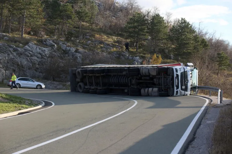 Zbog olujne bure zatvorena je dionica autoceste A6 Kikovica - Delnice.  Na obilaznoj cesti DC3 na o&scaron;trom zavoju, iznad Grobnika, zbog naleta bure prevrnuo se kamion.
