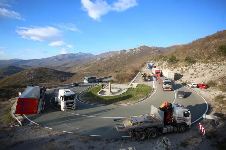 Zbog olujne bure zatvorena je dionica autoceste A6 Kikovica - Delnice.  Na obilaznoj cesti DC3 na o&scaron;trom zavoju, iznad Grobnika, zbog naleta bure prevrnuo se kamion.