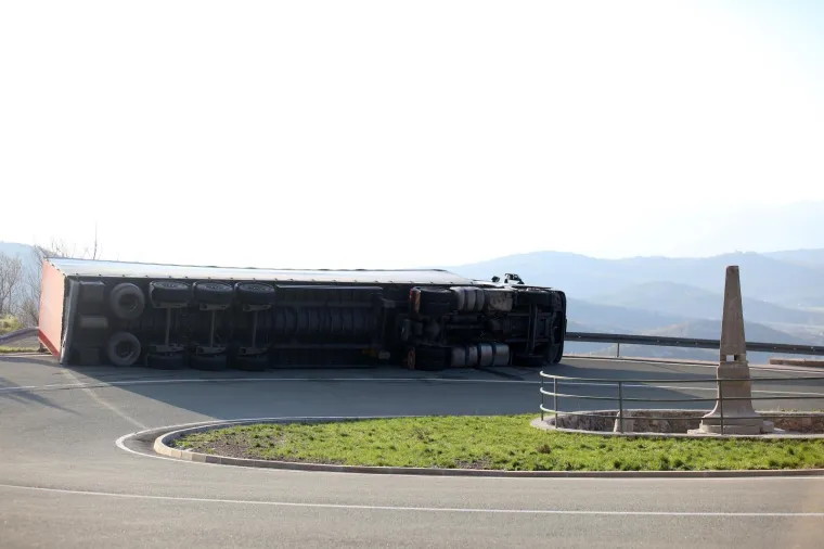 Zbog olujne bure zatvorena je dionica autoceste A6 Kikovica - Delnice.  Na obilaznoj cesti DC3 na o&scaron;trom zavoju, iznad Grobnika, zbog naleta bure prevrnuo se kamion.