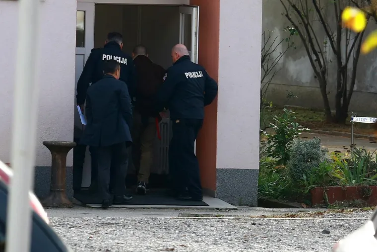 Dovođenje Damira M., osumnjičenog za dvostruko ubojstvo na Strugama, na Općinski kazneni sud u Ilici.