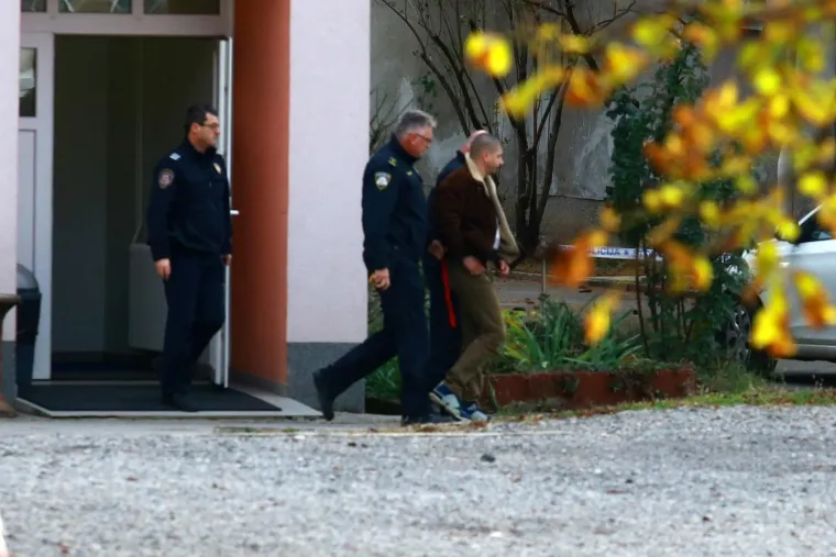 Dovođenje Damira M., osumnjičenog za dvostruko ubojstvo na Strugama, na Općinski kazneni sud u Ilici.