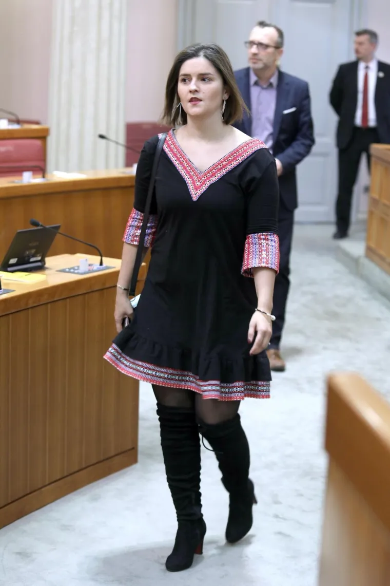 Provokativno ili? Zastupnica na sjednicu došla u minici i pripijenim čizmama