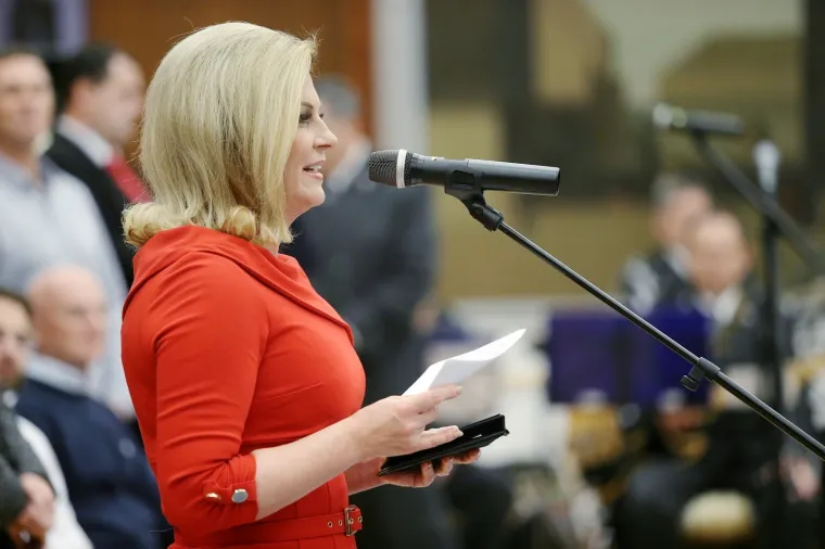 Predsjednica Kolinda Grabar-Kitarović odlikovala je pobjednike Davis Cupa. Za tu prigodu odjenula je vatreno crvenu usku haljinu do koljena koju su krasili zlatni detalji te kopče na ramenu.  Uz nju je  iskombinirala i cipele u boji kože.