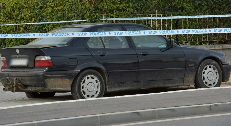 Jo&scaron; uvijek nepoznati mu&scaron;karac u Zadru je prvo pobjegao s benzinske postaje ne plativ&scaron;i gorivo, zatim provalio u skladi&scaron;te jednog obrta, da bi na koncu poku&scaron;ao pregaziti policajca koji je postupao po prijavi. Policajci su bili primorani pucati mu u gume, ali manijak je ipak uspio pobjeći te je velika potraga za njim u tijeku.