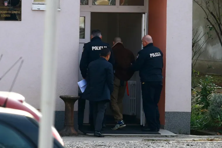 OVO JE MUŠKARAC OSUMNJIČEN ZA JEZIVA UBOJSTVA U ZAGREBU: Policija privela Damira Minkovića na sud