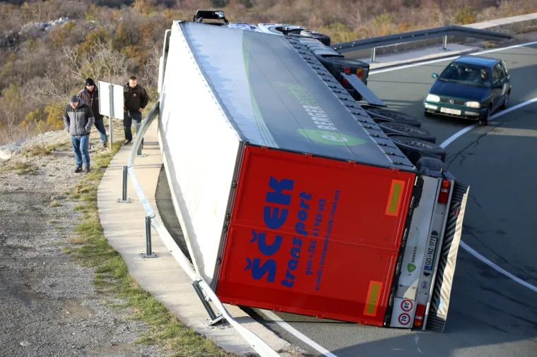 [FOTO] PRIRODA POKAZALA SNAGU: Olujna bura kod Rijeke prevrnula ogroman &scaron;leper