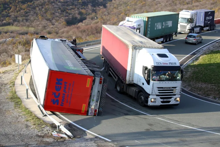 [FOTO] PRIRODA POKAZALA SNAGU: Olujna bura kod Rijeke prevrnula ogroman &scaron;leper