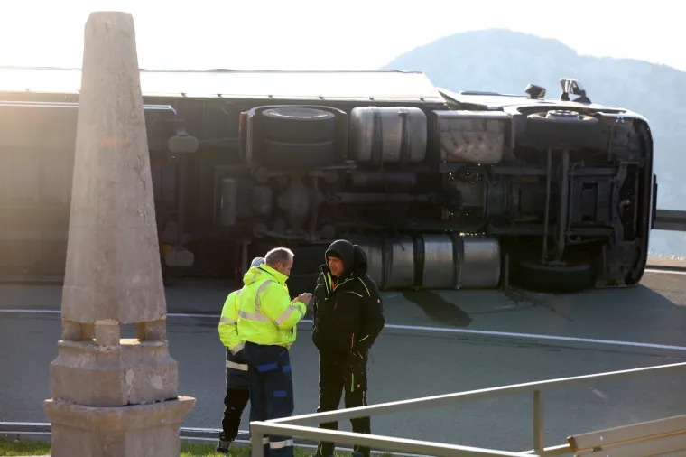 Zbog olujne bure zatvorena je dionica autoceste A6 Kikovica - Delnice. Na obilaznoj cesti DC3, uslijed naleta bure, prevrnuo se kamion, zbog čega se između Kikovice i Gornjeg Jelenja na predjelu Kamenjak vozi jednim trakom, naizmjence.