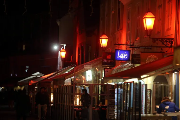 ZAGREB DOBIO ULICU CRVENIH SVJETILJKI?! Popularna zagrebačka ulica zasvijetlila u novom ruhu