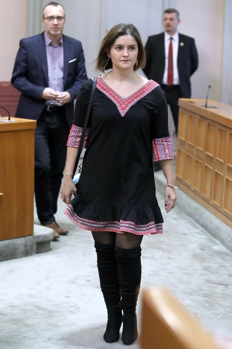 I ona se odlučila za visoke čizme, u crnoj čizmi, koje dosežu iznad koljena, što je u kombinaciji s kratkom haljinom vrlo hrabro za sabornicu.