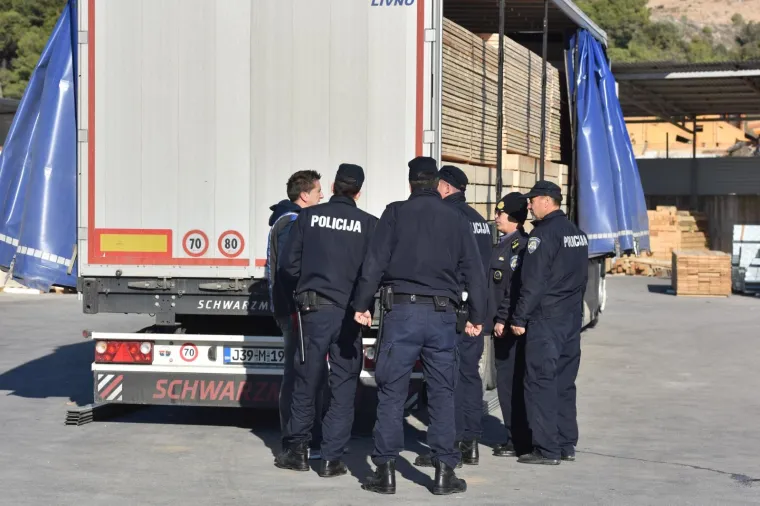 Nekoliko migranata iskočilo s prikolice kamiona nakon &scaron;to je vozač dignuo ceradu