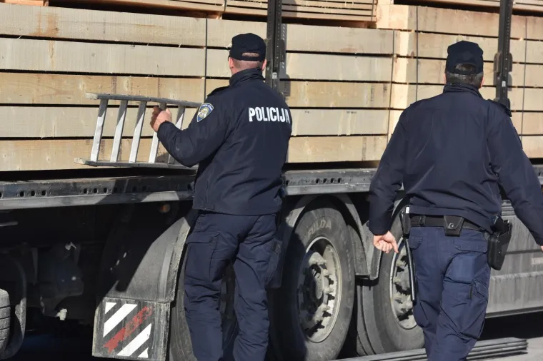 Nekoliko migranata iskočilo s prikolice kamiona nakon &scaron;to je vozač dignuo ceradu