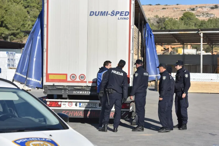 Nekoliko migranata iskočilo s prikolice kamiona nakon &scaron;to je vozač dignuo ceradu