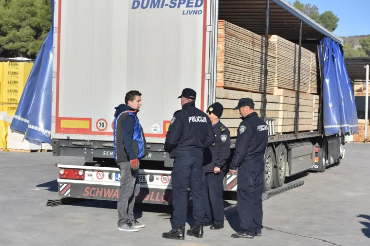 Nekoliko migranata iskočilo s prikolice kamiona nakon &scaron;to je vozač dignuo ceradu