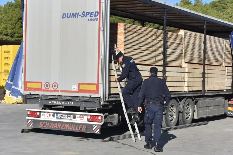 Nekoliko migranata iskočilo s prikolice kamiona nakon &scaron;to je vozač dignuo ceradu