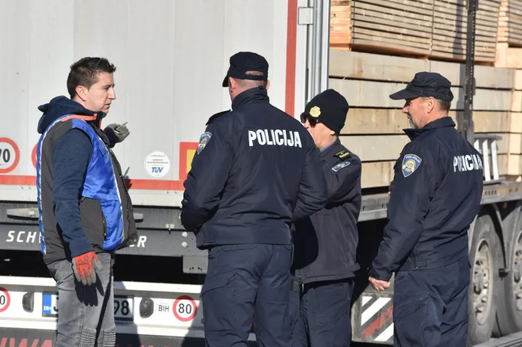 Nekoliko migranata iskočilo s prikolice kamiona nakon &scaron;to je vozač dignuo ceradu