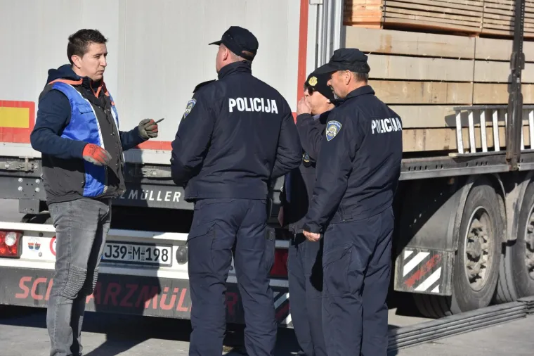 Nekoliko migranata iskočilo s prikolice kamiona nakon &scaron;to je vozač dignuo ceradu