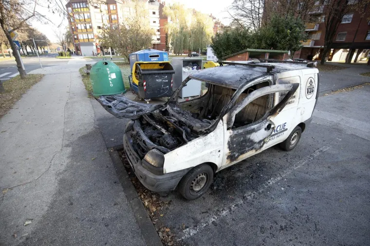 Noćna drama na Jarunu: Vatra 'progutala' Fiat, o&scaron;tećen i Mitshubishi