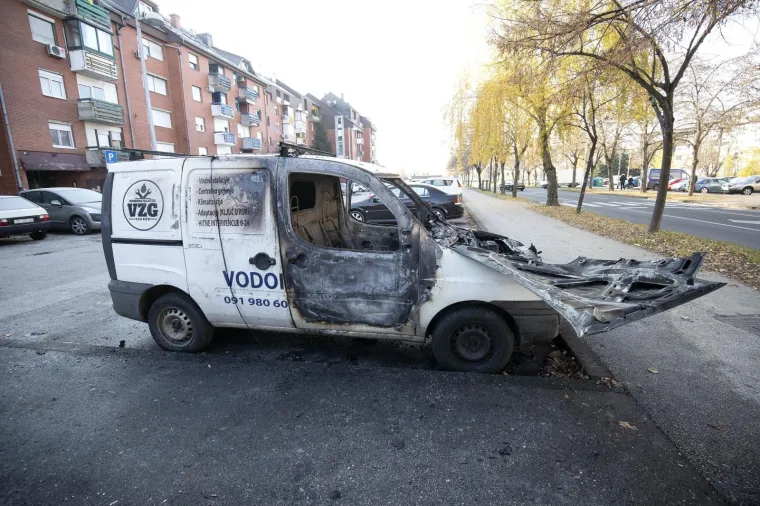 Noćna drama na Jarunu: Vatra 'progutala' Fiat, o&scaron;tećen i Mitshubishi