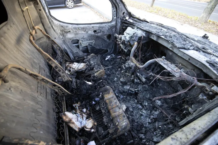 Noćna drama na Jarunu: Vatra 'progutala' Fiat, o&scaron;tećen i Mitshubishi