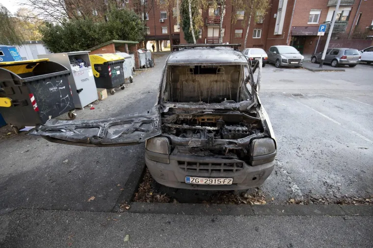 Noćna drama na Jarunu: Vatra 'progutala' Fiat, o&scaron;tećen i Mitshubishi