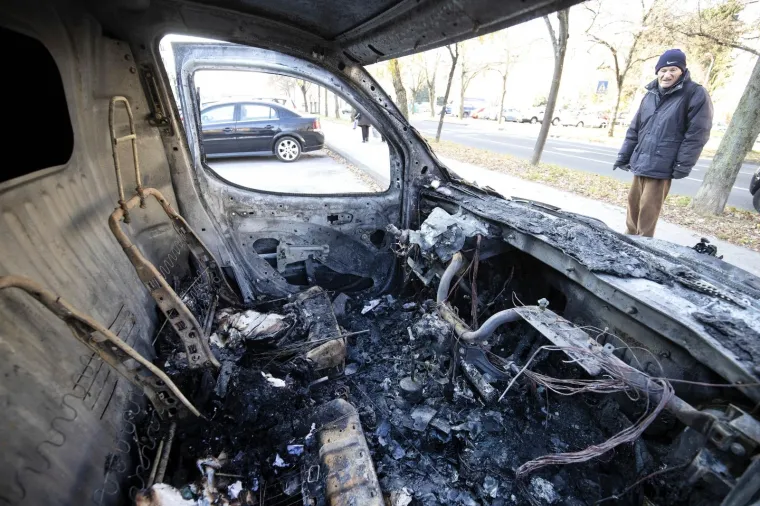 Noćna drama na Jarunu: Vatra 'progutala' Fiat, o&scaron;tećen i Mitshubishi