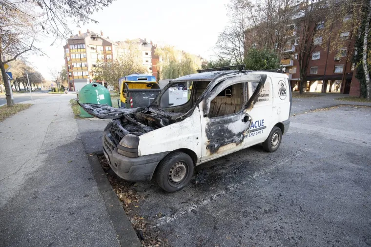 Noćna drama na Jarunu: Vatra 'progutala' Fiat, o&scaron;tećen i Mitshubishi