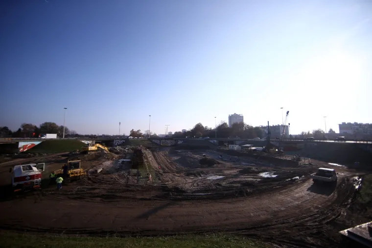 Zatvaranje zagrebačkog rotora nekoliko je puta odgađano, a. Prema posljednjoj najavi gradonačelnika Bandića to će biti u siječnju 2019. Radnici su ponovno okupirali gradili&scaron;te, a kako radovi napreduju uvjerite se sami...