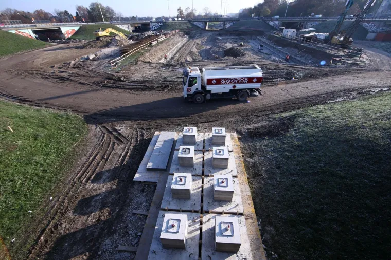 Zatvaranje zagrebačkog rotora nekoliko je puta odgađano, a. Prema posljednjoj najavi gradonačelnika Bandića to će biti u siječnju 2019. Radnici su ponovno okupirali gradili&scaron;te, a kako radovi napreduju uvjerite se sami...