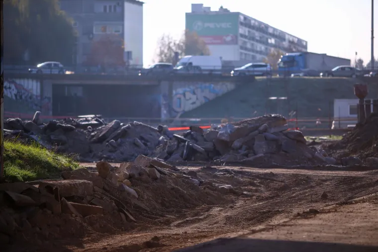 Zatvaranje zagrebačkog rotora nekoliko je puta odgađano, a. Prema posljednjoj najavi gradonačelnika Bandića to će biti u siječnju 2019. Radnici su ponovno okupirali gradili&scaron;te, a kako radovi napreduju uvjerite se sami...