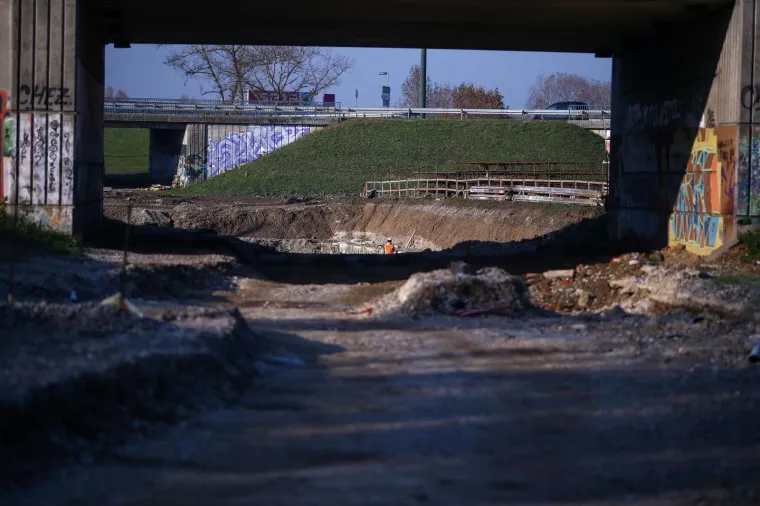 Zatvaranje zagrebačkog rotora nekoliko je puta odgađano, a. Prema posljednjoj najavi gradonačelnika Bandića to će biti u siječnju 2019. Radnici su ponovno okupirali gradili&scaron;te, a kako radovi napreduju uvjerite se sami...