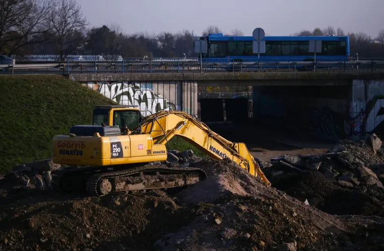 Zatvaranje zagrebačkog rotora nekoliko je puta odgađano, a. Prema posljednjoj najavi gradonačelnika Bandića to će biti u siječnju 2019. Radnici su ponovno okupirali gradili&scaron;te, a kako radovi napreduju uvjerite se sami...