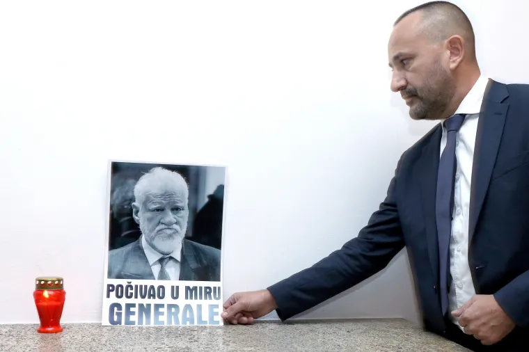 Hrvoje Zekanović u Saboru upalio svijeću uz sliku Slobodana Praljka