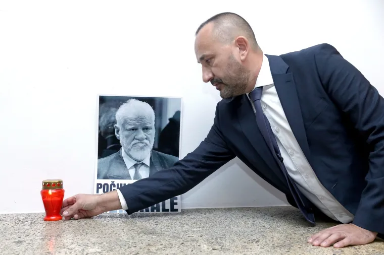 Hrvoje Zekanović u Saboru upalio svijeću uz sliku Slobodana Praljka