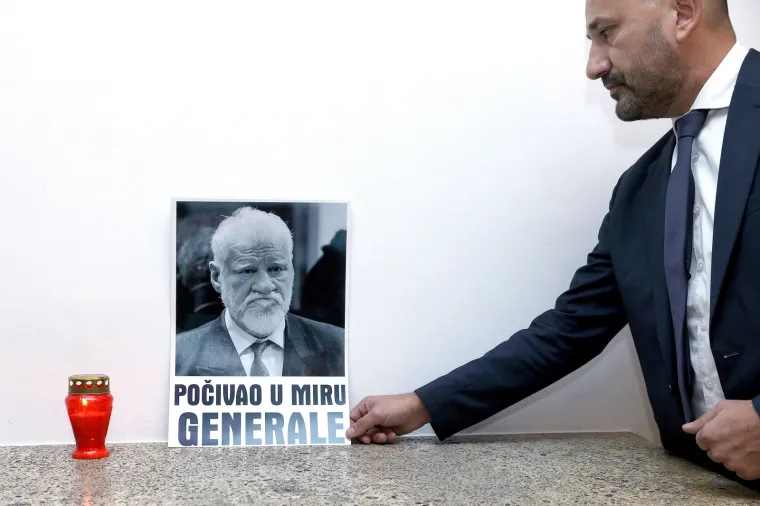 Hrvoje Zekanović u Saboru upalio svijeću uz sliku Slobodana Praljka