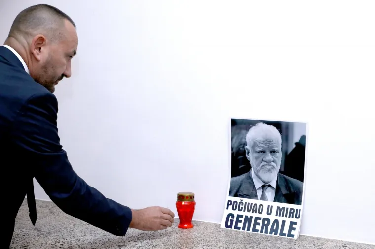 Hrvoje Zekanović u Saboru upalio svijeću uz sliku Slobodana Praljka