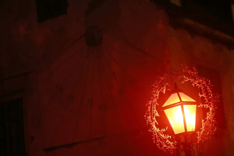 U Tkalčićevoj postavljena crvena rasvjeta