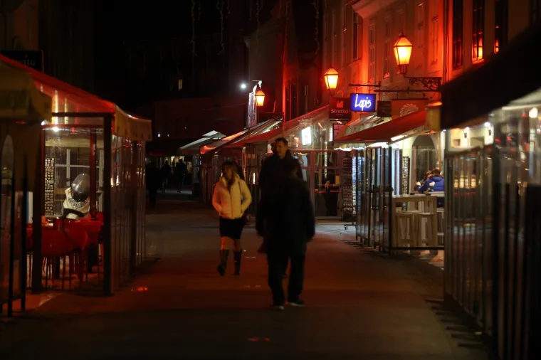 U Tkalčićevoj postavljena crvena rasvjeta