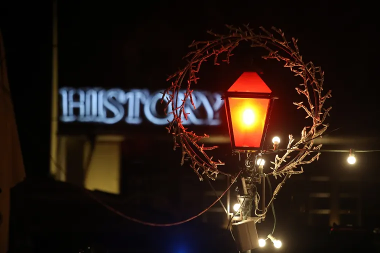 U Tkalčićevoj postavljena crvena rasvjeta