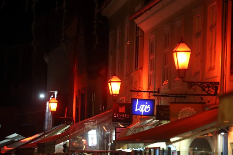 U Tkalčićevoj postavljena crvena rasvjeta