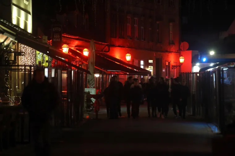 U Tkalčićevoj postavljena crvena rasvjeta