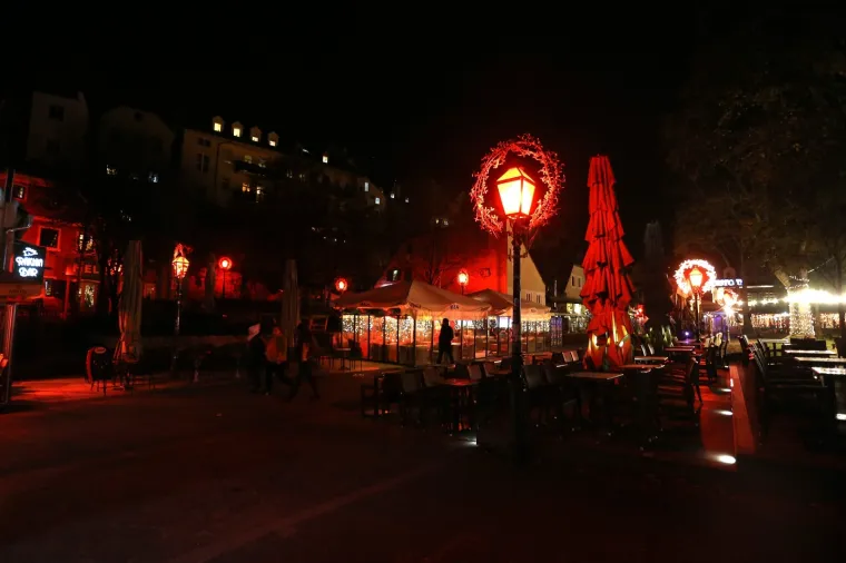 U Tkalčićevoj postavljena crvena rasvjeta