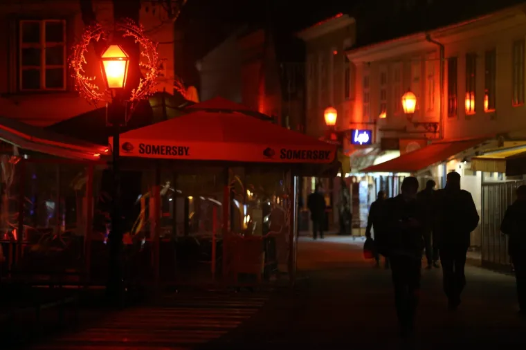 U Tkalčićevoj postavljena crvena rasvjeta